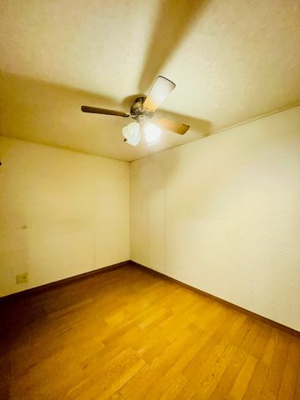 【洋室】 | 城東区東中浜８丁目中古戸建 | 1階洋室：温かみのあるフローリングの洋室。