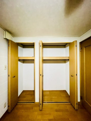 【収納】 | 城東区東中浜８丁目中古戸建 | 1階洋室：奥行きも十分のクローゼット収納です。