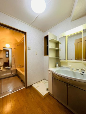 【洗面所】 | 城東区東中浜８丁目中古戸建 | 日々の身支度に欠かせない洗面室。