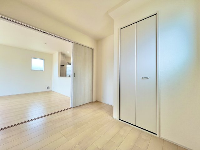 浜名区宮口　の洋室|リビング横の洋室！！
扉を開けば開放感があります！！
