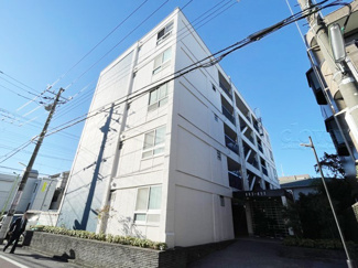 【外観】 | 青空によく映える建物です。手入れの行き届いた外壁やマンション正面エントランスなど、綺麗な姿をぜひ一度、現地にてご覧ください。～即日のご見学可能～　お問合せはお気軽にどうぞ。
