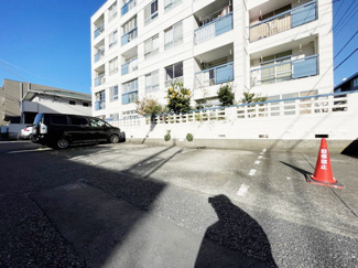 【駐車場】 | マンションの駐車場スペース。空きの有無や駐車料金、サイズ規定などについては、改めてお問い合わせください。～即日のご見学可能～　お問合せはお気軽にどうぞ。
