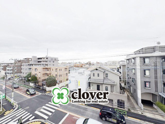 【展望】 | 眼前に広がる空の雄大さと、このお部屋の自慢の一つである「眺望」をご覧ください。毎日、この景色を独り占めできる新生活に夢が広がります。～即日のご見学可能～　お問合せはお気軽にどうぞ。