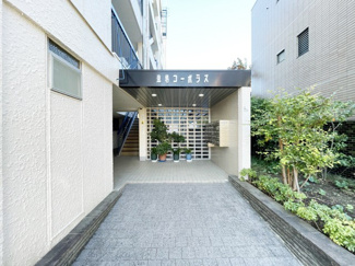 【エントランス】 | お客様を、そして住人を出迎えてくれるマンションのエントランス。ゴミが落ちていないことからも、管理状態の良さや住民の節度の高さが見て取れます。～即日のご見学可能～　お問合せはお気軽にどうぞ。
