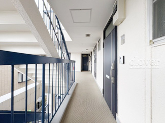 【その他共用部分】 | 共用廊下です。ここもきれいに清掃されています。周囲のお部屋の様子も、ぜひ伺ってみてください。～即日のご見学可能～　お問合せはお気軽にどうぞ。