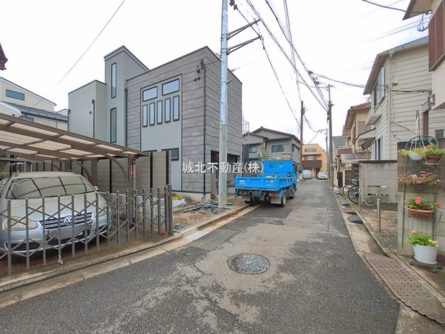 杉並区和泉3丁目　全2棟 1号棟の前面道路含む現地写真|2階建て2LDK+S
和泉3丁目の落ち着いた住環境に誕生しました