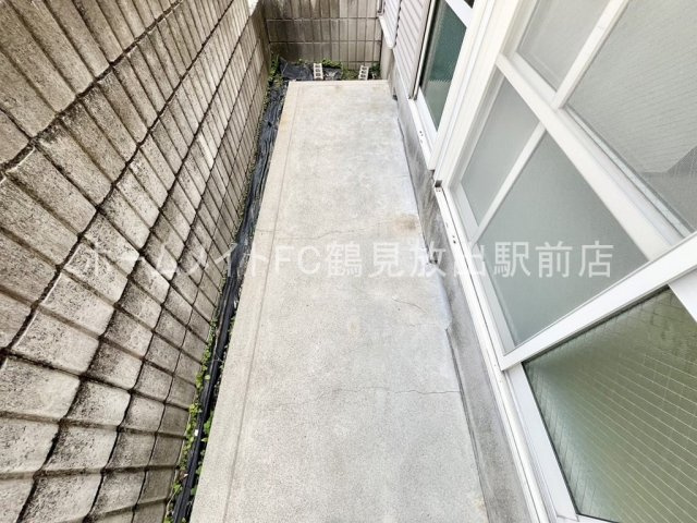 大阪市鶴見区焼野２丁目のアパートのバルコニー