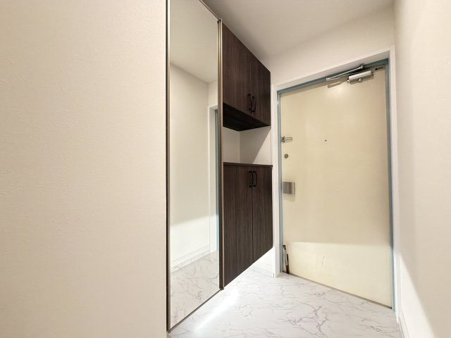 アンピール東大橋の玄関|【新設】大型シューズボックス設置（姿見ミラー付き）、靴もたくさん収納できます♪