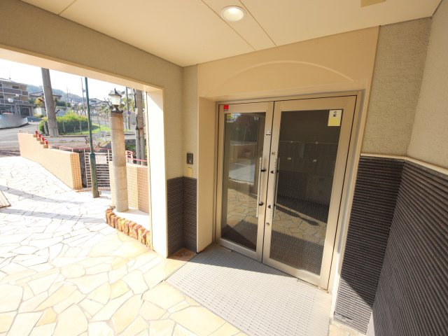 エヌエムドゥーズのエントランス