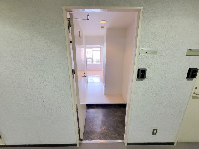 エヌエムドゥーズの玄関