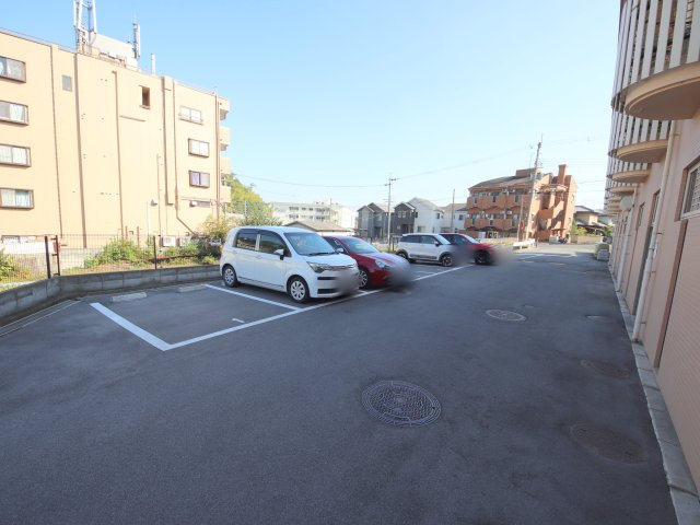 エヌエムドゥーズの駐車場