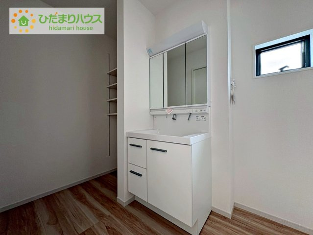常陸太田市西三町1期　新築戸建　1号棟の独立洗面台|ゆったりとした洗面所には物入れを完備！タオルや洗剤をしまえます(^^)/
