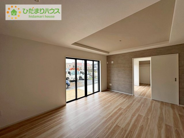 常陸太田市西三町1期　新築戸建　1号棟の居間・リビング|リビング大きな窓からは、暖かな日の光が降り注ぎます・・・