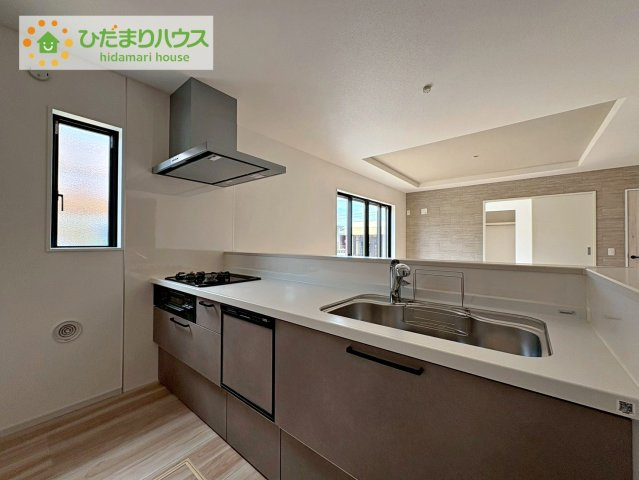 常陸太田市西三町1期　新築戸建　1号棟のキッチン|カウンターは少し高くなってますので、手元が隠れて来客からは見えにくくなってます♪