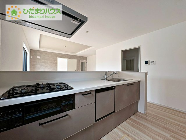 常陸太田市西三町1期　新築戸建　1号棟のキッチン|3口コンロと収納豊富なキッチンで、ママの毎日のお料理もはかどります☆