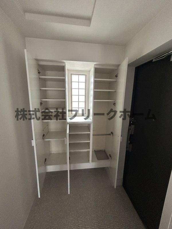 三鷹市井口１丁目の賃貸マンションの玄関