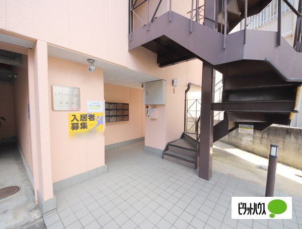 シティパレス富雄南のエントランス