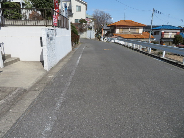 高崎市岩鼻町１期　中古1699の前面道路含む現地写真