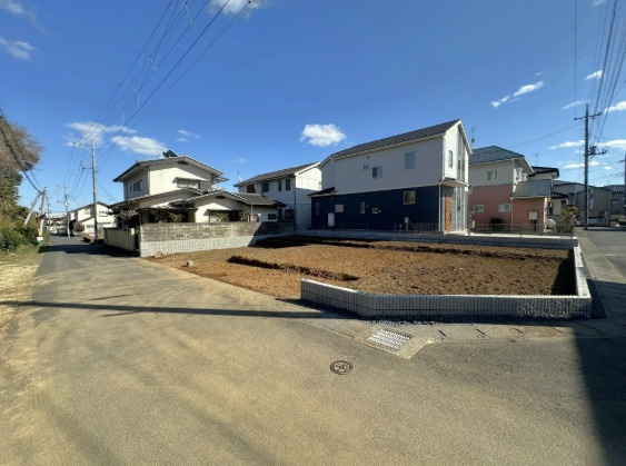ブルーミングガーデン  水戸市西原１丁目　限定1棟！の前面道路含む現地写真|敷地面積約57坪。前面道路幅約5.6メートル。開放的な角地です。