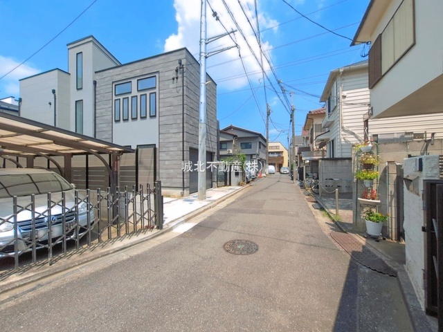 杉並区和泉3丁目　全2棟 2号棟の前面道路含む現地写真