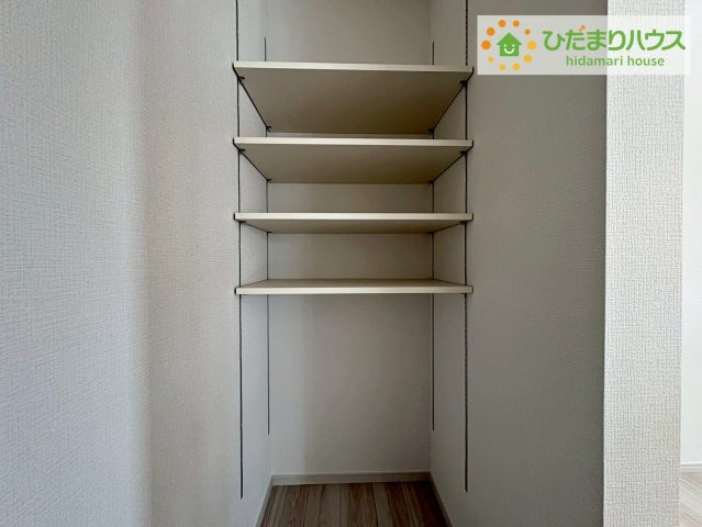 常陸太田市西三町1期　新築戸建　2号棟の収納|キッチン横のパントリー収納は、非常時の飲食物のストックもしっかりできますね♪