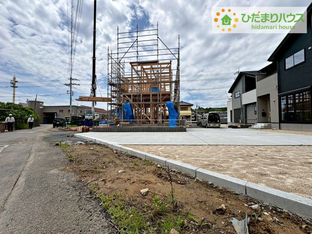 常陸太田市西三町1期　新築戸建　2号棟の駐車場|ゆったりとしたカースペースで、ファミリーカーや軽自動車もラクラク駐車出来ますね♪