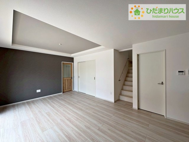 常陸太田市西三町1期　新築戸建　2号棟の居間・リビング|リビング大きな窓からは、暖かな日の光が降り注ぎます・・・