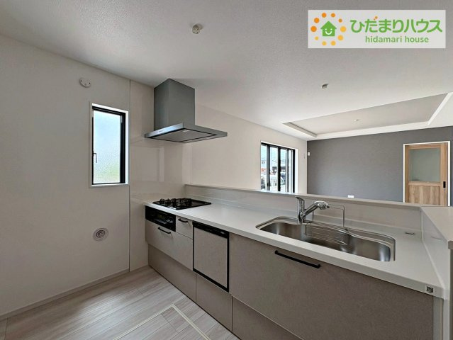 常陸太田市西三町1期　新築戸建　2号棟のキッチン|カウンターは少し高くなってますので、手元が隠れて来客からは見えにくくなってます♪