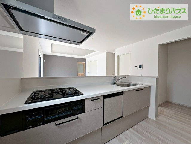 常陸太田市西三町1期　新築戸建　2号棟のキッチン|3口コンロと収納豊富なキッチンで、ママの毎日のお料理もはかどります☆