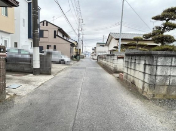 ひたちなか市大字足崎　中古戸建の前面道路含む現地写真