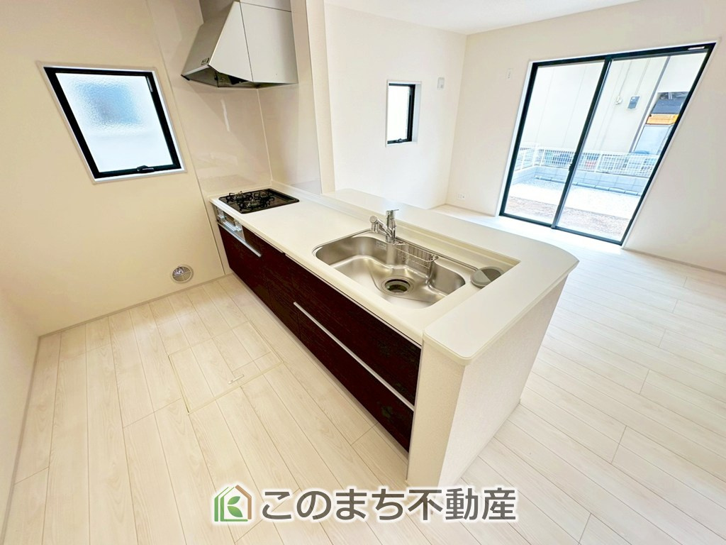 LiveleGarden.S宇都宮西川田南第9のキッチン|"お洒落なホワイト天板のペニンシュラキッチンを採用しております。
浄水器内蔵の水栓です♪"
