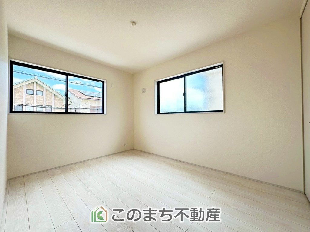 LiveleGarden.S宇都宮西川田南第9の洋室|居室のサッシにはペアガラスを採用しております。高い断熱性による省エネと結露対策に有効です。
