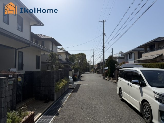 神戸市西区竹の台１丁目　中古戸建のエントランス|●年中無休：当日予約可●南東向き前面道路は広く幅員約6mございます！交通量も少なく安心！