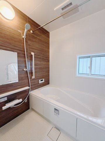 【新築戸建】前橋市北代田町780番の浴室|■浴室｜デザイン性に優れた浴室♪1日の疲れを癒す、ゆったりとしたバスタイムをぜひお過ごしください(*＾＾*)大きな窓付きで嬉しい♪