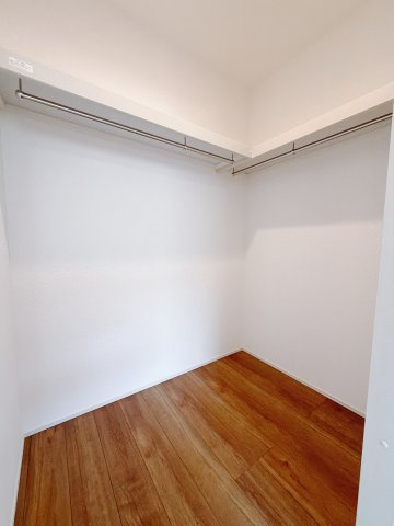 【新築戸建】前橋市北代田町780番の収納|■WIC｜お洋服はもちろん、使う頻度の少ない家具や小物・場所を取りがちな旅行用のスーツケースなどもしまえます。また、厚手のコートをしまっても充分な広さを堪能できるプランです♪