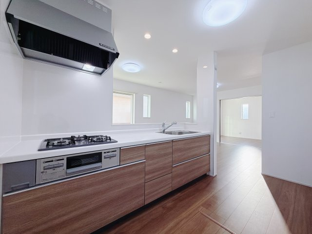 【新築戸建】前橋市北代田町780番のキッチン|■キッチン｜ワークトップの幅が広く、お子様といっしょにお料理をつくったり、ちょっとしたパーティーも楽しめます。フラットなのでお掃除がしやすいのもポイントです♪