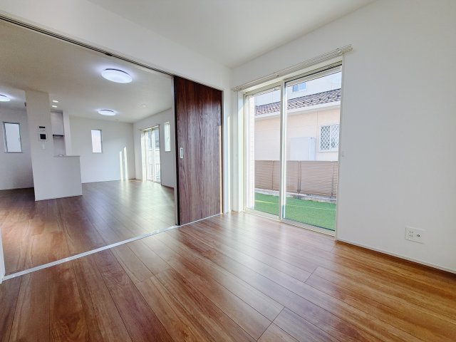 【新築戸建】前橋市北代田町780番の洋室|■1階洋室｜リビング横の洋室になっています♪大きな窓付きで温かな陽光差し込み、日当たり◎です♪