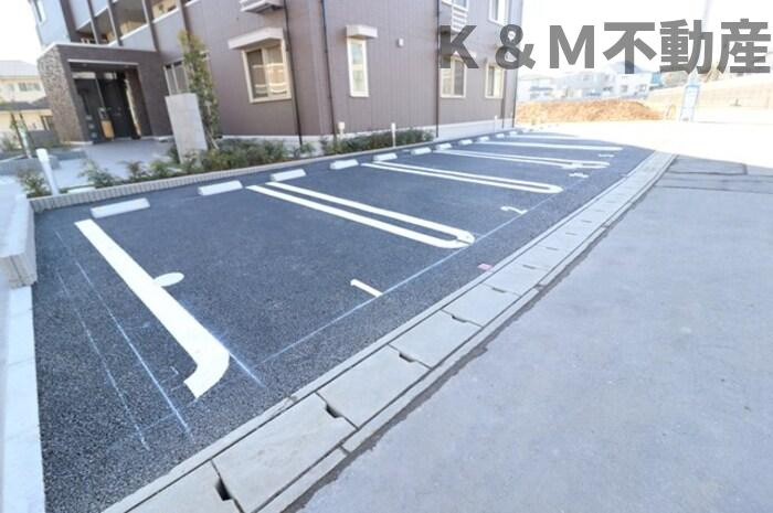 WEST COURT 結の駐車場|車をお持ちの方に嬉しい駐車場付きの物件です