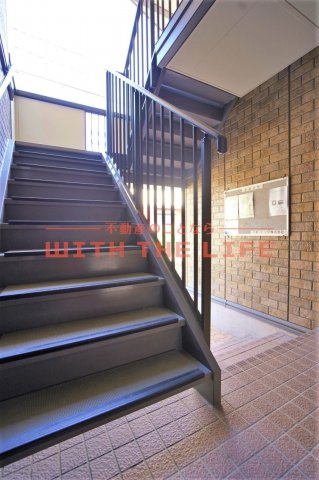 リビングタウン江戸屋敷【10，000円キャッシュバック対象物件】のロビー|落ち着いたロビーです