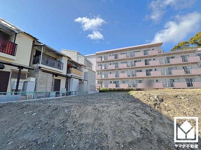 尼崎市東園田町1丁目　3期　4号棟の外観|道路を挟んで北西側に緑豊かな「猪名川風致公園」があり、春にはお花見も楽しめます。徒歩圏内に斜面を利用した大きなすべり台がある「西浦公園」もあり、子育て世帯の方にもお勧めです。