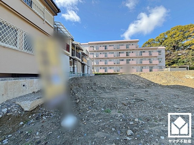 尼崎市東園田町1丁目　3期　4号棟の外観|道路を挟んで東側には猪名川が流れており、川沿いには遊歩道が整備されています。四季折々の美しい景色を楽しみながらお散歩やウォーキング・ジョギングなどの運動もできる住環境です。