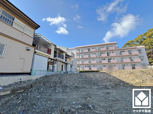 尼崎市東園田町1丁目　3期　4号棟の外観|リビング東側の窓はシャッター雨戸付きでセキュリティにも配慮されています。台風などによる飛来物からの保護、また防音・断熱・目隠しなどにも。