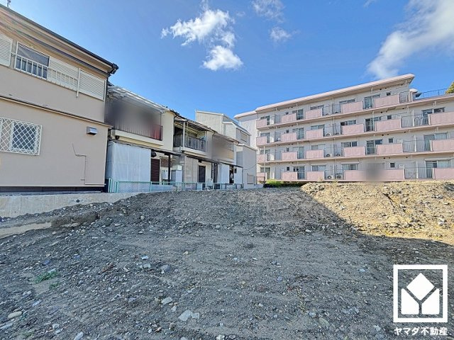 尼崎市東園田町1丁目　3期　4号棟の外観|キッチンはカウンター付きの対面式。配膳や片付けがしやすく、お料理中でもお子様の様子が分かって安心です。