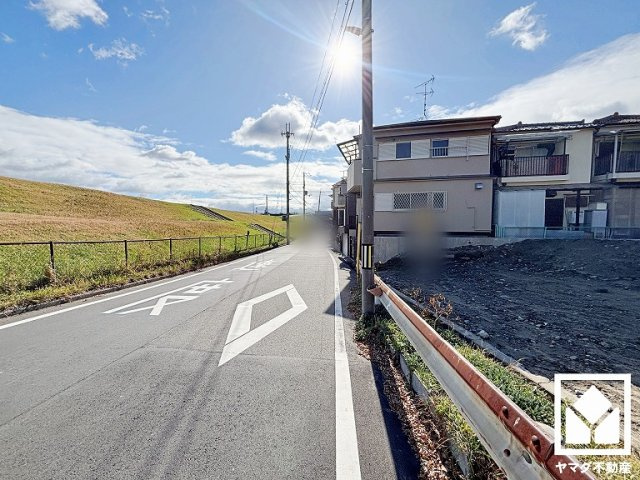 尼崎市東園田町1丁目　3期　4号棟の前面道路含む現地写真|ZEH水準の高い省エネ性能を備えており、光熱費などのランニングコストを抑えられます。夏は涼しく、冬は暖かい、季節に関わらず快適に過ごせる住宅です。