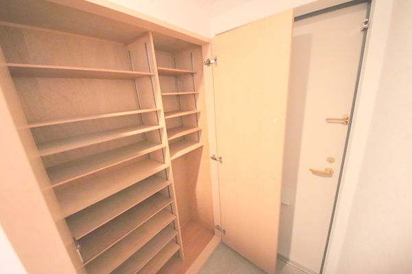 奈良市三碓５丁目の賃貸マンションの玄関