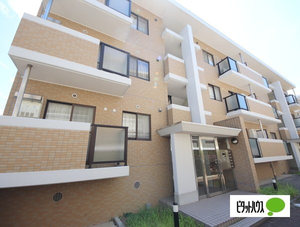奈良市三碓５丁目の賃貸マンションのエントランス