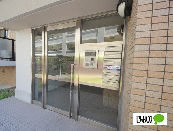 奈良市三碓５丁目の賃貸マンションのエントランス
