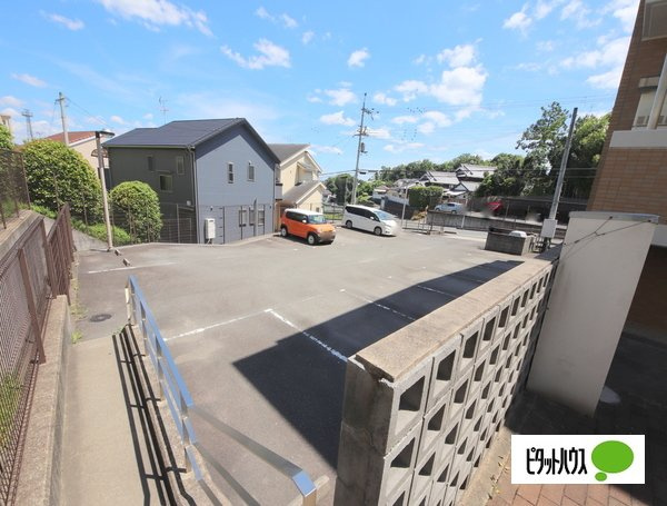 奈良市三碓５丁目の賃貸マンションの駐車場