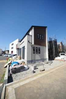 【外観】 | 【仲介手数料無料！！】日野市宮　新築戸建て（全15棟）8号棟　5580万円 | 令和８年3月１５日撮影　建築中