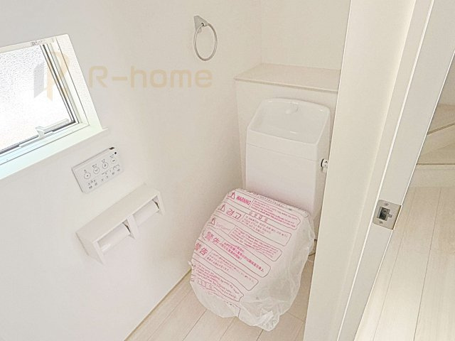 我孫子市岡発戸1期　新築戸建て　1号棟のトイレ|温水洗浄便座付きのトイレ。
トイレが２ヵ所設置で朝の忙しい時間でも安心です。